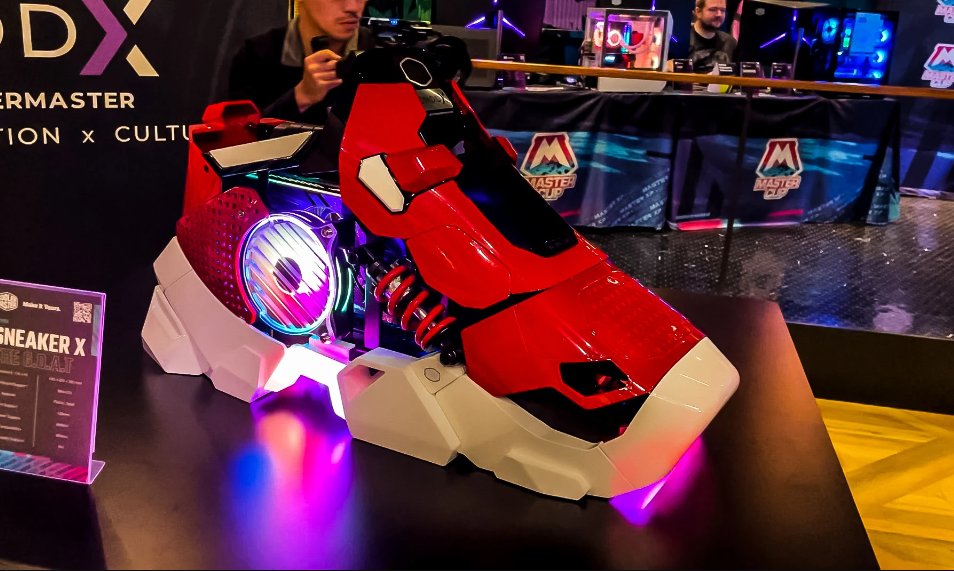 Tech_LabBR's tweet image. Sneaker X: PC gamer da Cooler Master em formato de tênis custará US$ 6 mil

Anunciado em 2022, com design baseado no trabalho do modder JMDF, o case mede 650 x 306 x 651 mm, e pode acomodar uma fonte de alimentação SFX, um drive de 2,5 polegadas e placas de vídeo de até 30,4cm.