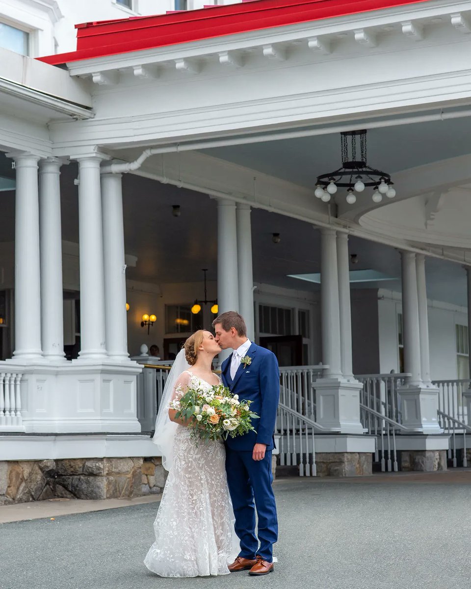 Courtney + Mike in front of the gorgeous @omnimtwash Resort!
📍 @OmniHotels @thefuchsiapeonyashland @alexandrasbridalboutique #withyourmemoriesinmind #nhwedding