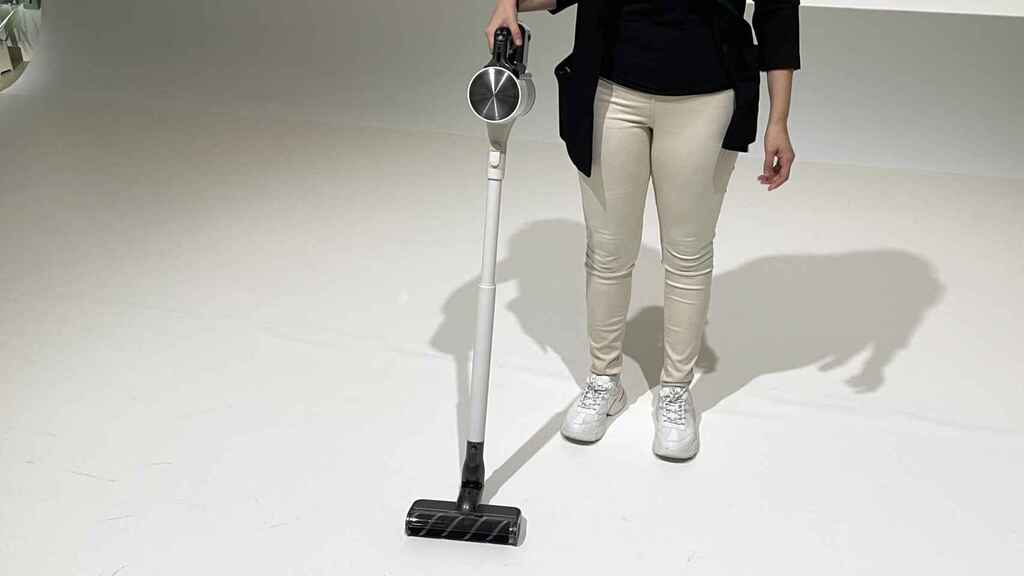 LG va a por Dyson con su primer aspirador de mano: enorme potencia, doble batería y también friega ift.tt/ShLIbiA