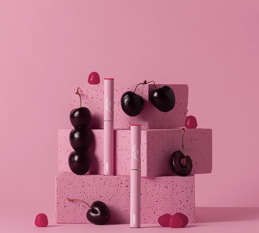 Juicy Rouge is bursting with fruit-forward flavours 🍒

Sweet notes of cherry and raspberry followed by a slight earthiness 🌿

Check out Juicy Rouge by <a href="/feathercompany/">Feather</a> a