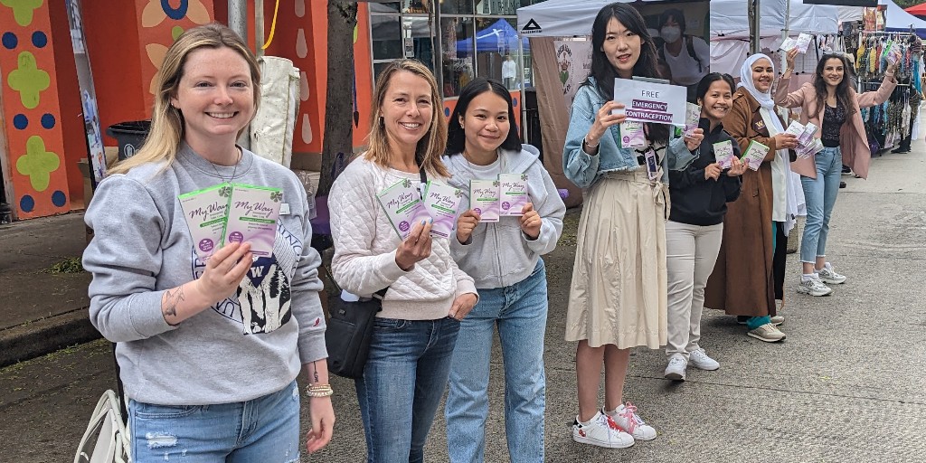 Student volunteers from #PhRESH, @UWMedicine, and @UWSoN along with faculty and staff from the #UWSOP and #UWAlumniAssociation, distributed more than 400 Plan B kits last weekend at the University District Street Fair. #PopulationHealth #HuskyPharmacyCommunity @UW