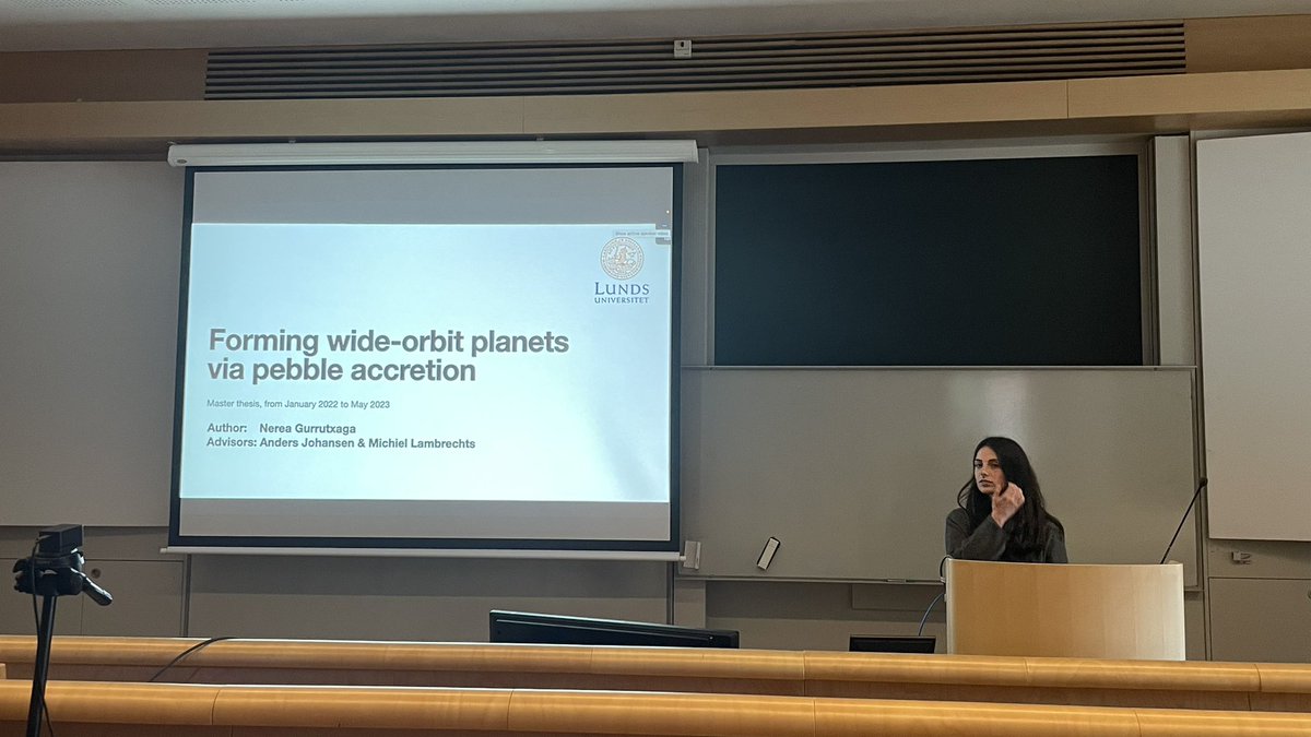 As the last talk for today, <a href="/Neereea44/">Nerea Gurrutxaga</a> is defending her Master’s thesis on forming wide-orbit planets via pebble accretion 🪐

Nerea has been working with <a href="/AstroAndersJ/">Anders Johansen 🇺🇦🪨 🌏</a> and <a href="/denderendaver/">Michiel Lambrechts</a> for the past 1,5 years. ✨