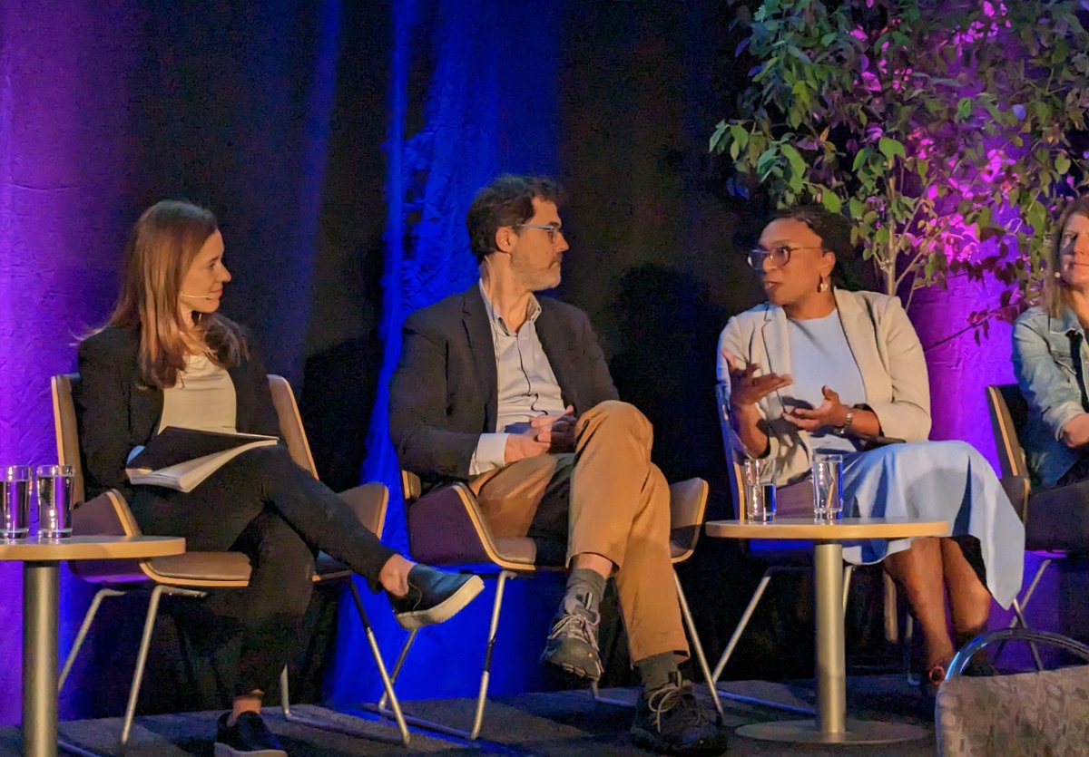 «Il ne faut pas oublier pour qui on crée des milieux de vie. Qui vit dans ces milieux de vie là.» -<a href="/nadineraymond22/">Nadine Raymond</a>, PDG du <a href="/YWCA_mtl/">YWCA Montreal</a>. #AgoraCMM #polmtl #polmun