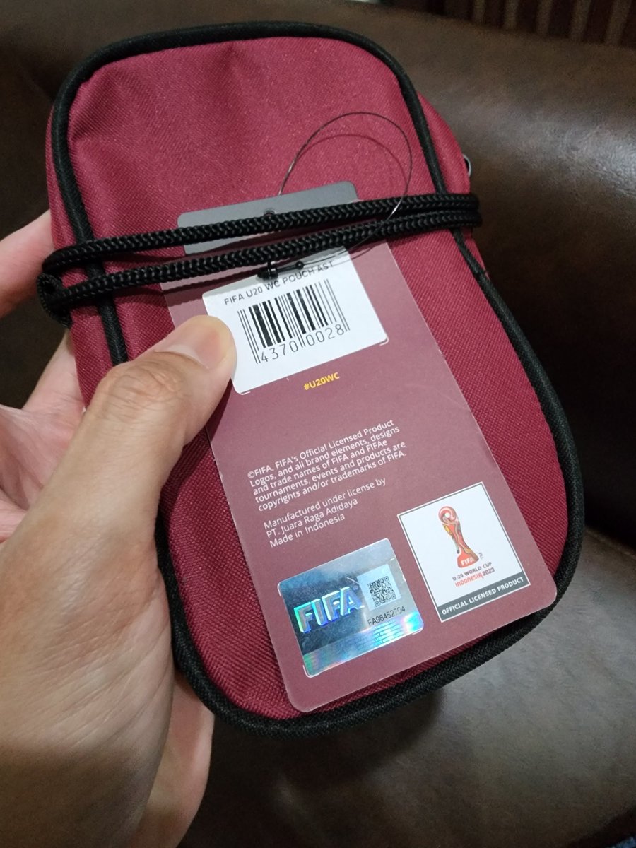 Pulang kantor td mampir ke Alfamart, nemu salah satu barang paling super duper amazing incredible rare item di muka bumi.

Produk resmi pula, yg memang mestinya rilis ditanggal2 segini. Kasian bgt produsennya, ga kebayang berapa banyak ruginya.