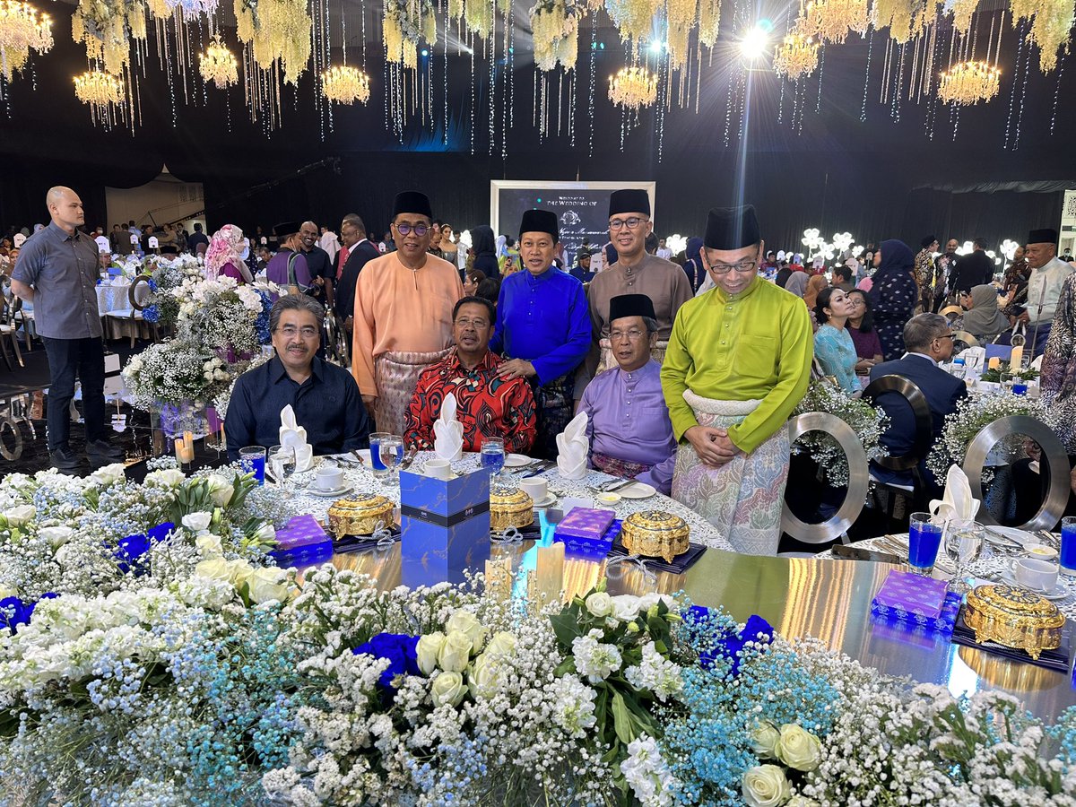 ahmadmaslan's tweet photo. Tahniah DSU Tengku Adnan Tengku Mansor yg menerima menantu Muhammad Dofa Alkatiri, dari Indonesia, melangsungkan perkahwinan dgn anakanda beliau, Tengku Najwa Munawarah di #DewanMerdeka #WTCKL mlm ini 23/5/23. Majlis yg meriah, selamat berbahagia selamanya utk kedua #RajaSehari. https://t.co/sTWcayRrEY