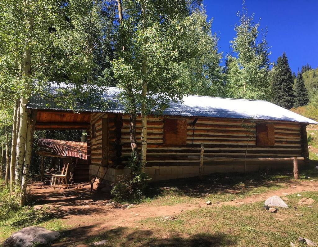 Always have to take a picture of this old cabin when passing by. #lastsummer #mountainlife #mountainliving #therockies #rockymountains #mountains #views #instadaily #instagram #instatraveling #instatravel #photooftheday #beautifulviews #beautiful #iphone… instagr.am/p/CslmuPhu2m-/