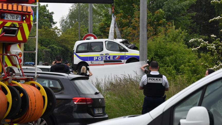 vdascq's tweet photo. Policiers tués à #VilleneuvedAscq: dans la voiture en face, deux jeunes de #Chéreng et #Anstaing #FaitsDivers #Police #Pompiers
-> https://t.co/YGJTEpKFMT https://t.co/MbaKNtA2oO