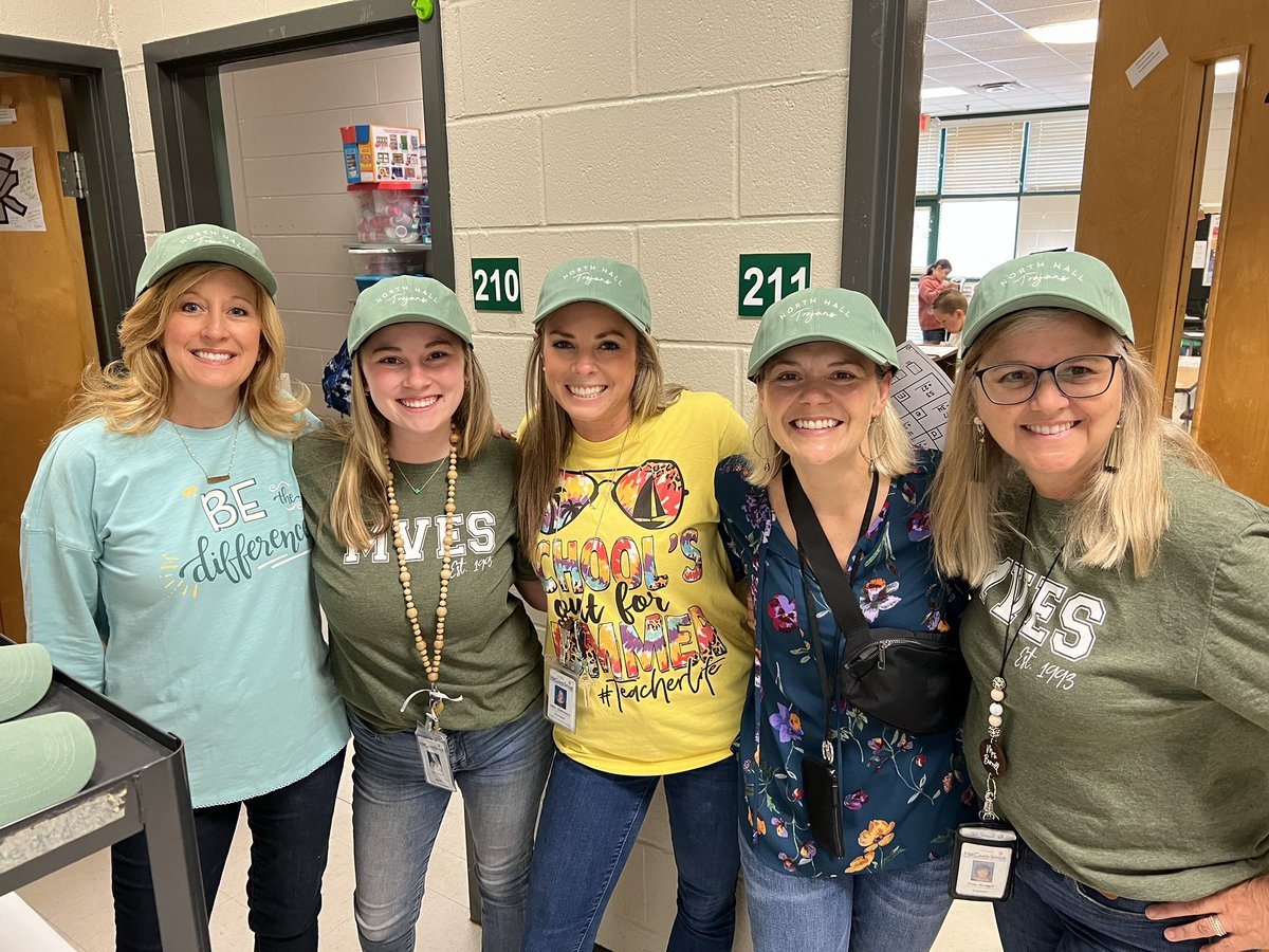 MVESGainesville's tweet image. So thankful for our #PartnersInEducation @ShopDressUp and @mves_pto helping to celebrate our amazing staff 🧢 🎉💚👏 @Hall_Schools #AlmostSummer ☀️