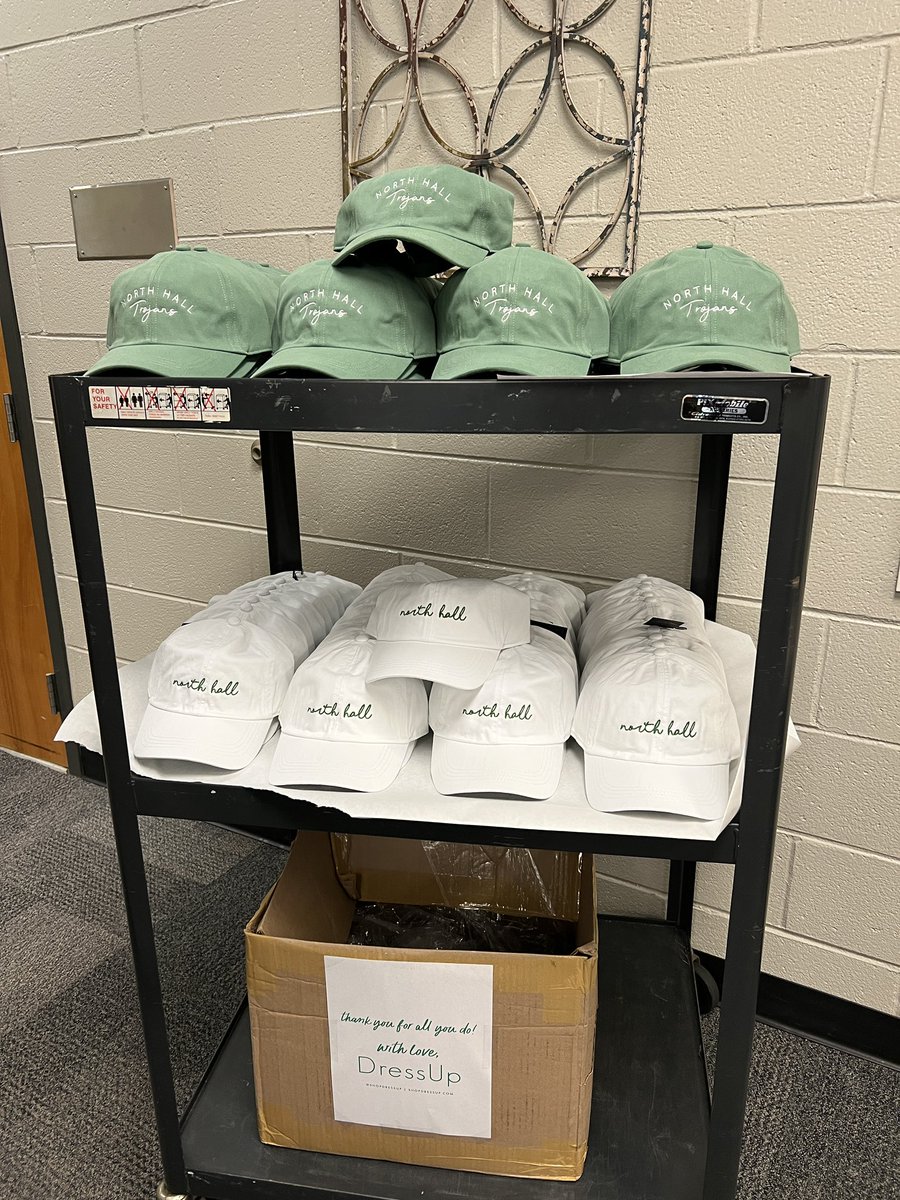 MVESGainesville's tweet image. So thankful for our #PartnersInEducation @ShopDressUp and @mves_pto helping to celebrate our amazing staff 🧢 🎉💚👏 @Hall_Schools #AlmostSummer ☀️