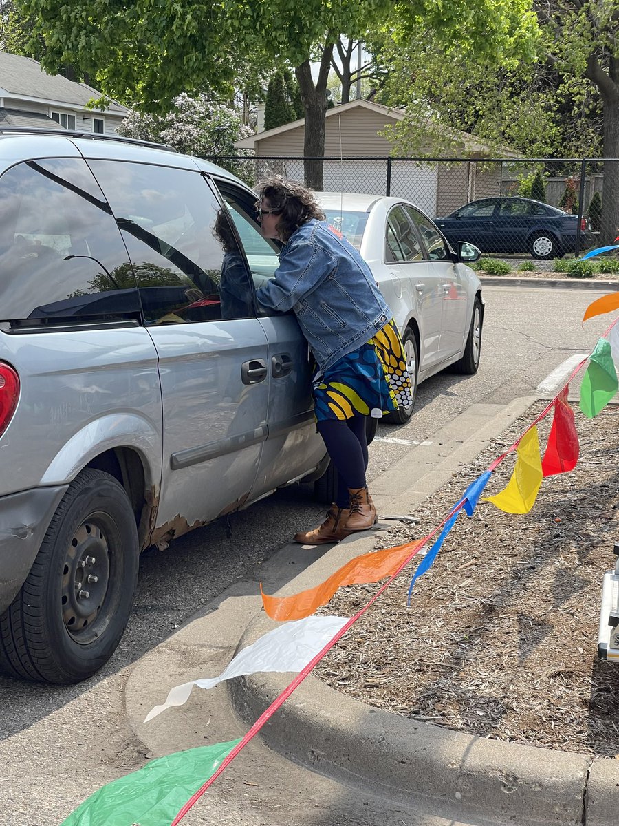 why am I conducting shared decision making for #lungcancer screening through the passenger window of a van? 🤔 come to my poster board P886 from 11:30 - 1:15 today to learn more about Indigenous community based approaches to increase 🫁 screening #ATS2023 <a href="/atstoa/">ATS TO Assembly</a> <a href="/ATS_BSHSR/">ATS BSHSR</a>