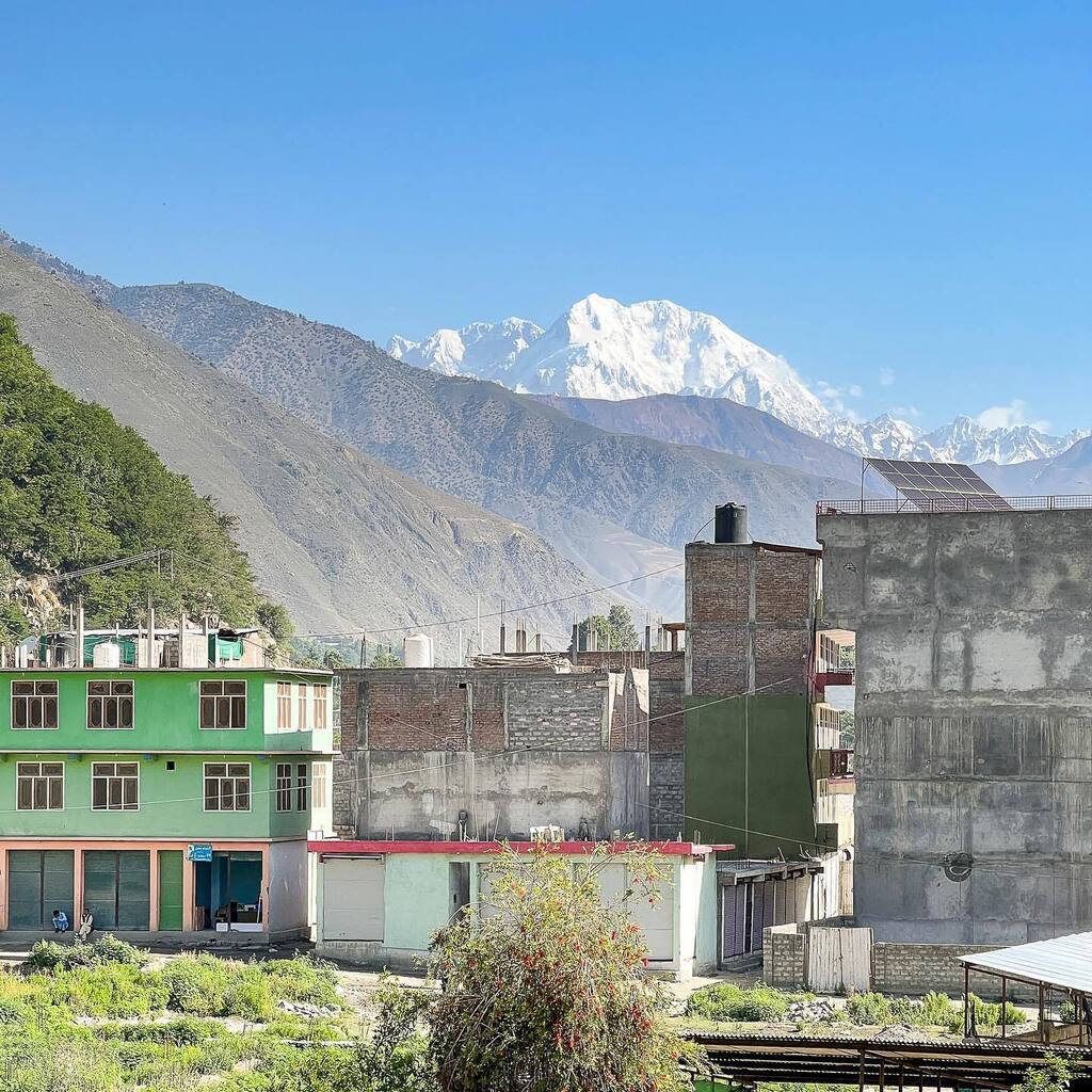 Tirich Mir -vuori (7 708 m) Pakistanin, Afganistanin ja Tadzikistanin rajalla Tirich Mir - hotellin terassilta kuvattuna. Kaupungin talot kuvan etualalla eivät varsinaisesti silmää hivele, mutta ainahan voi nostaa katseensa ylös, vuorille …
.
.
.
#ti… instagr.am/p/CslkXiWN7io/