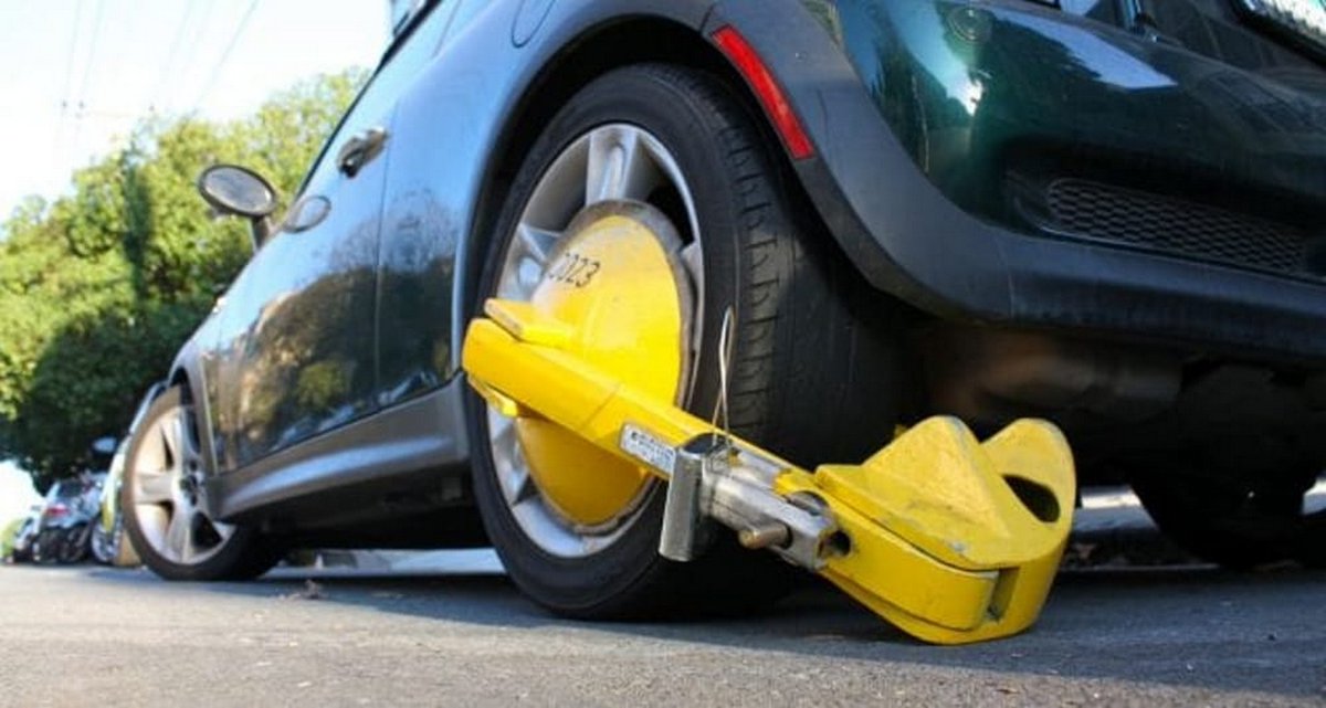 Eco terrorista di Ultima Generazione mette le ganasce all'auto della madre che lo riempe di botte e toglie la paghetta settimanale. 
#UltimaGenerazione