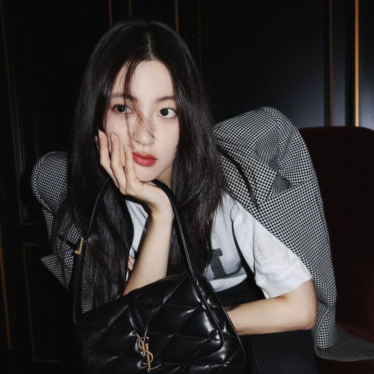 nightynightss's tweet photo. Kalana Azalea Fauri

model, CEO of givency (fashion, beauty and jewellery), old money, smart, independent woman, the fauri's little princess, ipad kid, loves taylor, cat, travelling, shopping, music, flowers, and eat soo much. ENFP https://t.co/hmx2gGIif4