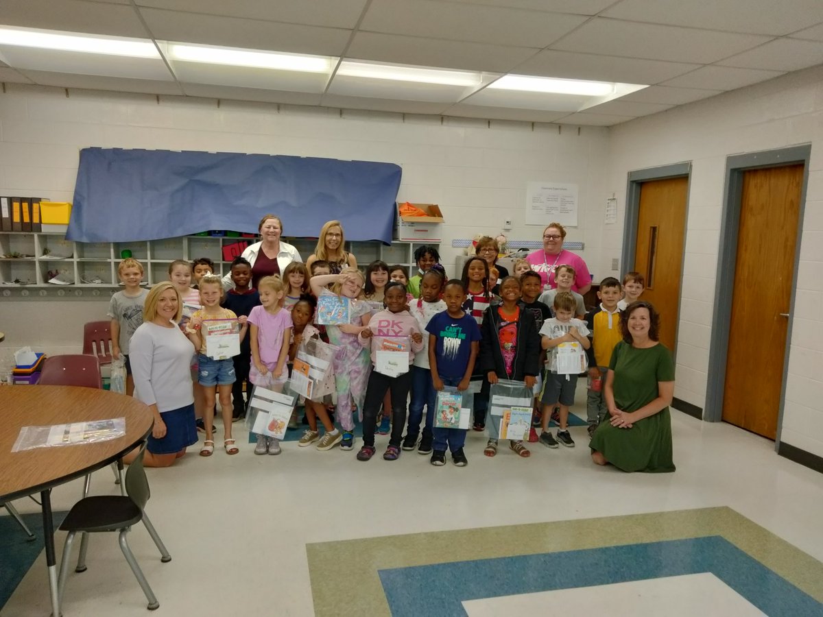 WhiteKnollElem's tweet photo. Our students love visits from Mrs. Pat &amp; The Friends of Lexington Main Library! Some students received a snack, magic clickers for a fun story that was read to them by Mrs. Pat, &amp; 4 books to take home! @FriendsLPL @LexCoLibrary @LexingtonOne @RaisingSamuels https://t.co/ef6EmIJjD7