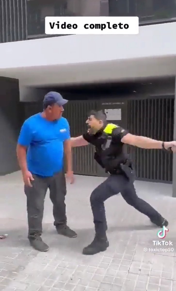 angelotyw's tweet photo. hablemos de este jefe, le viene el notas del policía con el palo y se la pela vasto https://t.co/U3Zo9MIU40