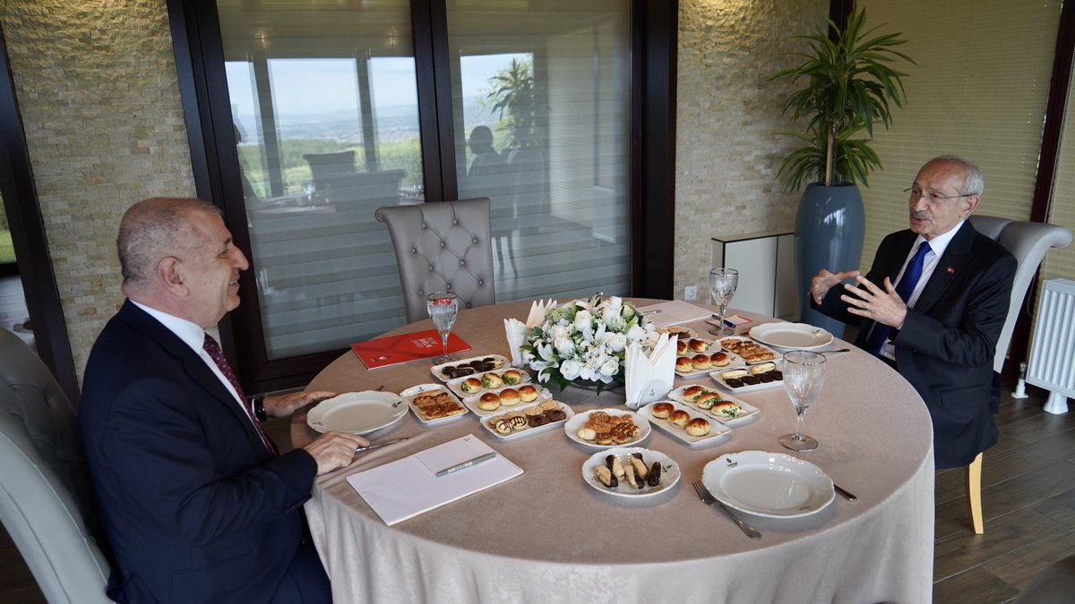 umitozdag's tweet image. Millet İttifakı Cumhurbaşkanı Adayı Sayın Kemal Kılıçdaroğlu ile akşam saatlerinde bir araya gelerek, mutabakat metni üzerinde çalıştık.
Yarın saat 11.00'de Zafer Partisi Genel Merkezi'nde düzenleyeceğimiz ortak basın toplantısında detayları Büyük Türk Milleti ile paylaşacağız.