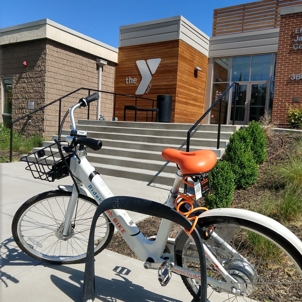 RideKCBike's tweet photo. We're proud to be your gym buddy, your grocery-getter, and your ride to work when you're running late and you've missed two buses. π
#RideKCBike #BikeShareIsTransit https://t.co/KFQcbVFRJe