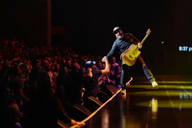 .@garthbrooks will be in #LasVegas quite a bit this summer (and also next year) with his new Garth Brooks/Plus ONE show @ColosseumatCP. It's a loose, fun couple of hours of singalongs filled with Brooks' humble charm. usatoday.com/story/entertai… #GarthBrooks