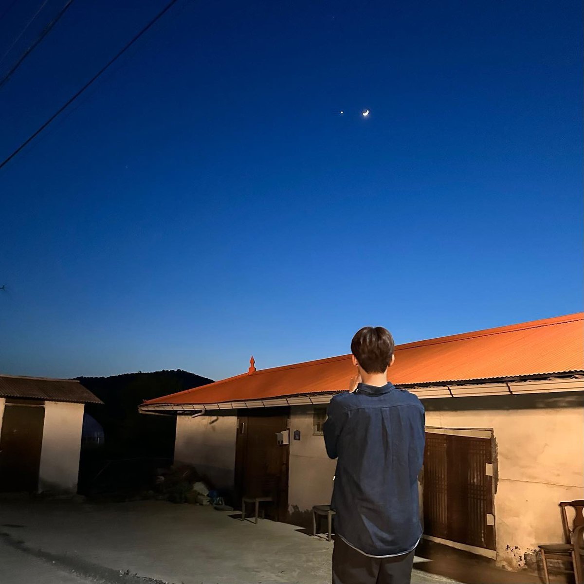 lulilulalula's tweet photo. moonbin and seungkwan who used to walk together at night, now one of them could only see his bestfriend from below 'cause the other one has became the shining moon above. https://t.co/DO9ZoVYPND