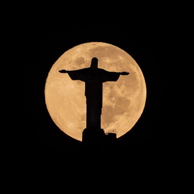 VSportsTM's tweet photo. El Cristo Redentor apagó sus luces anoche durante una hora en apoyo por los insultos racistas sufridos por Vinicius 🇧🇷. https://t.co/9TLazTphbS
