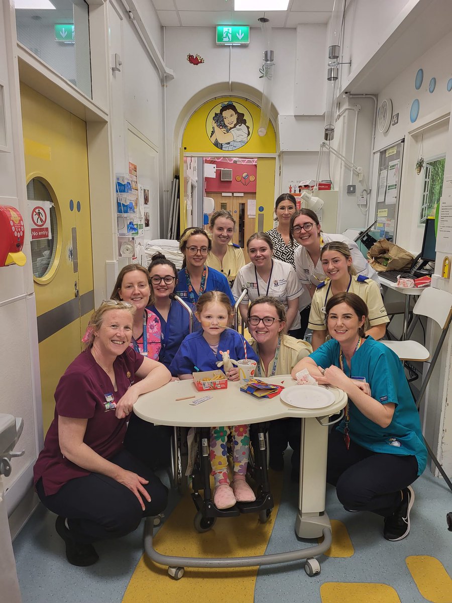CHI_Ireland's tweet image. 😱 Watch out, there&apos;s a new boss in town! 😱

Congratulations to Katie Whitty who became the Nurse in Charge of Surgical Flat in CHI at Temple Street last Friday as part of VIP day 👏 she did an amazing job managing the team and showing them whose in charge 😆