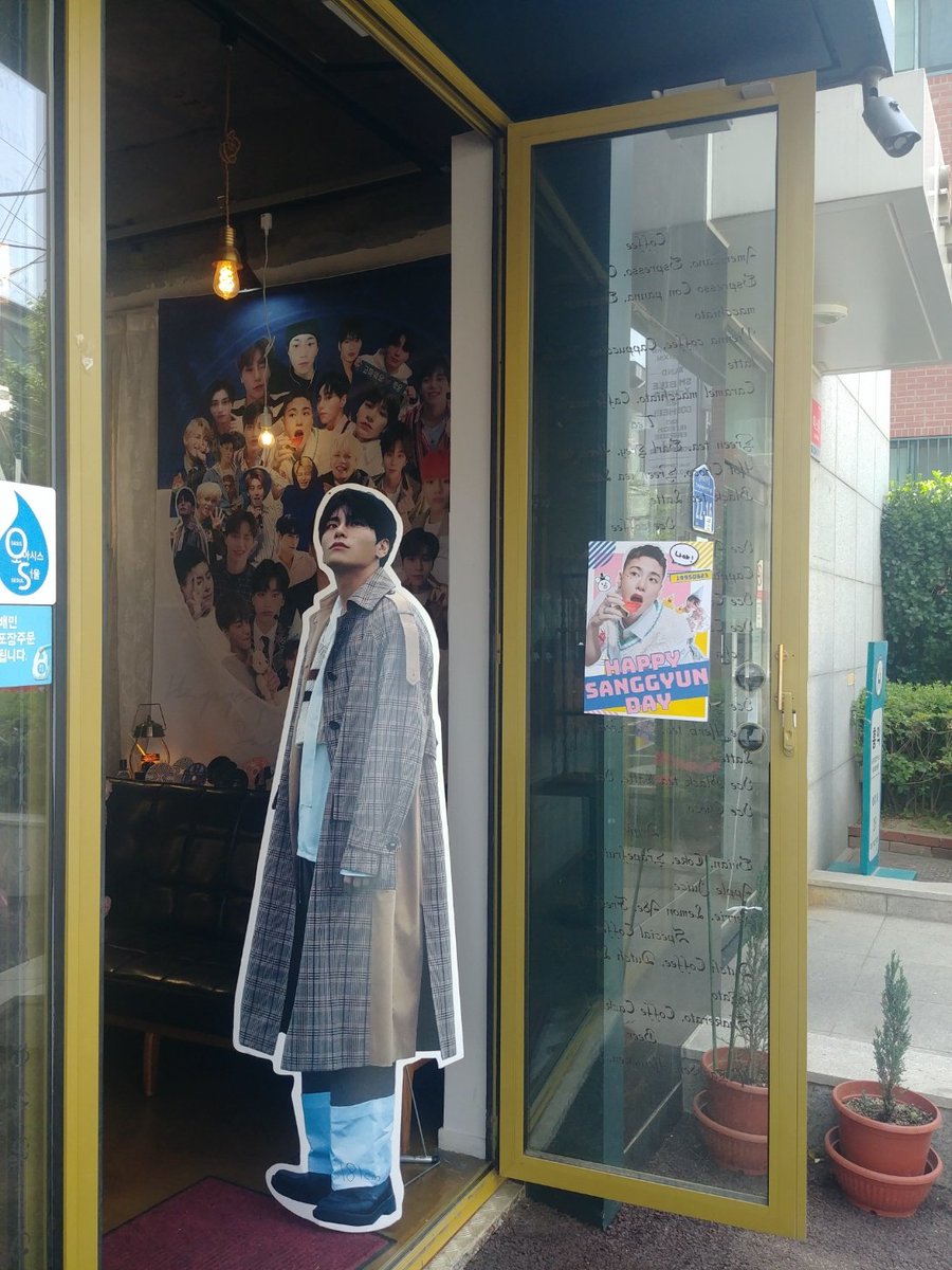 gamgyull1018's tweet photo. 2. 카페 커피짱이지

당당하게 길을 잘못들어 헤맸던 바보ㅋㅋㅋ
아침에 빈속이라 따뜻한걸 먹었는데
배보다 마음이 따땃해진곳
간만에 애들 얼굴 가득한 곳에 있어서 기분이 좋았습니다.
(근데 오늘 상균이가 앉은곳 내가 앉았던 곳 같은데?!)
#Our_Dearest_SangGyun
#상균아_우리는_여기에_있어 https://t.co/RGPgMv0Imk