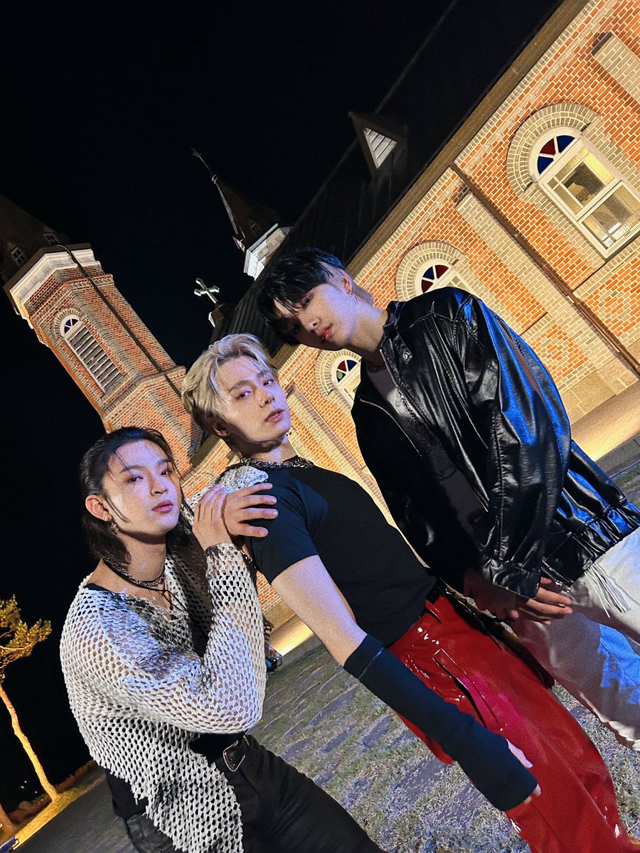 official_ONEUS's tweet photo. [#환웅]
등짝즈에게 섹시를 묻다🫣🤫

🔥 https://t.co/LdEMrm1ABh https://t.co/lE0dJwBCut