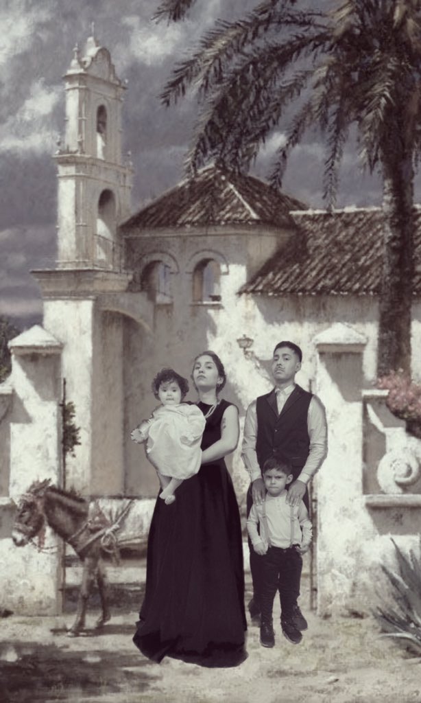 bbrisaRodriguez's tweet photo. Nos pidieron una foto familiar de 1810 en el jardín de nuestro hijo, nosotros dándolo todo x la cría 😂🫣 https://t.co/RxpwKChDXd