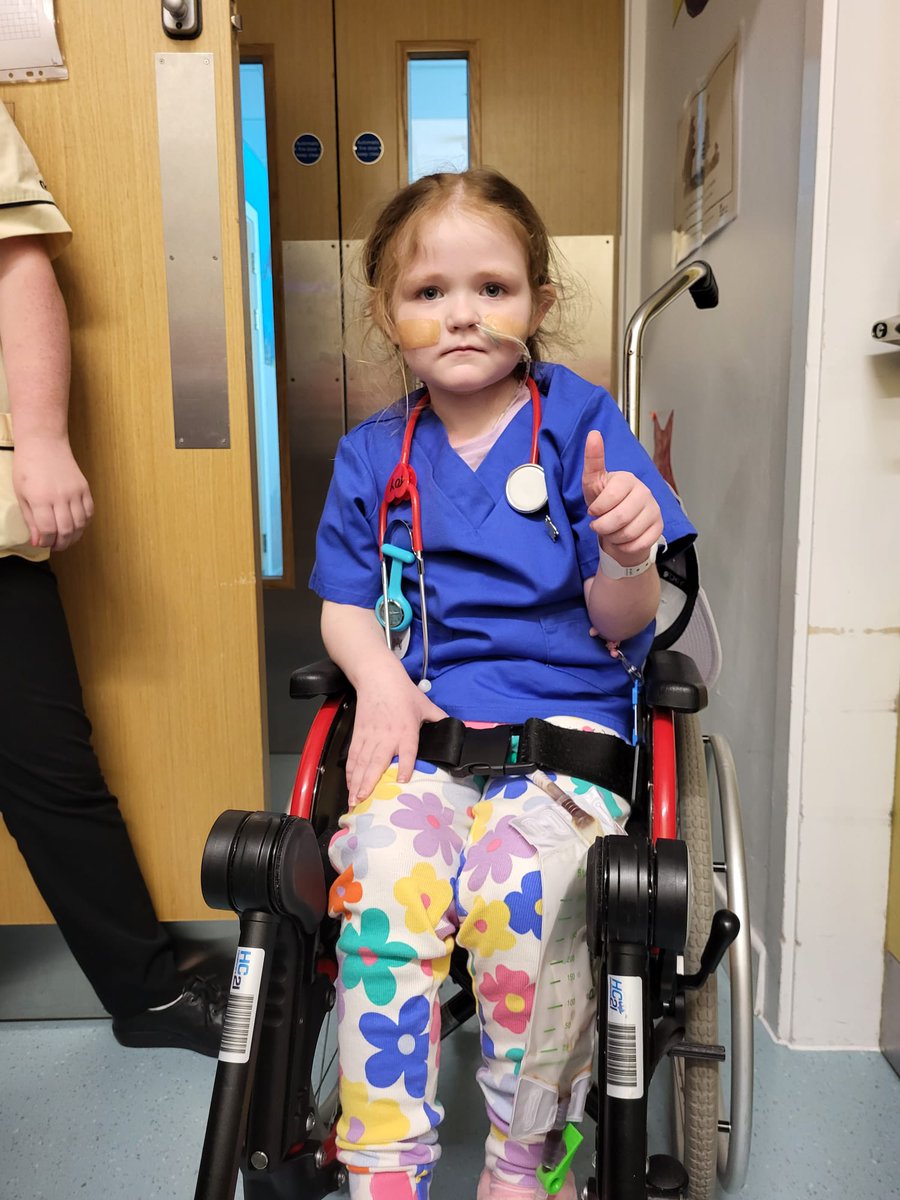 CHI_Ireland's tweet image. 😱 Watch out, there&apos;s a new boss in town! 😱

Congratulations to Katie Whitty who became the Nurse in Charge of Surgical Flat in CHI at Temple Street last Friday as part of VIP day 👏 she did an amazing job managing the team and showing them whose in charge 😆