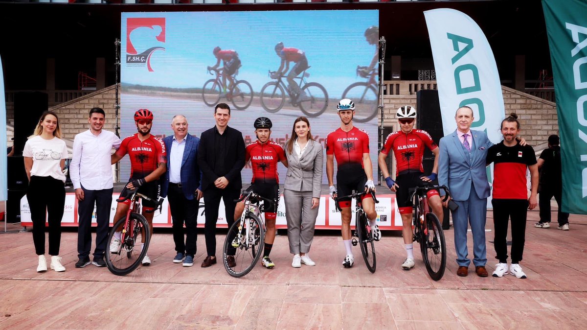IPetraj's tweet image. Në sheshin Nënë Tereza, me mbi 100 çiklistë 🚴‍♀️🚴 nga 15 shtete të Europës dhe Ballkanit, te cilët dje turin e 80-të të Xhiros së Shqipërisë në çiklizëm, për të eksploruar 900 km me nivele të ndryshme vështirësie. 🚵🚵‍♀️

#bikemayor #albania #tirana #cycling #turi80içiklizmit