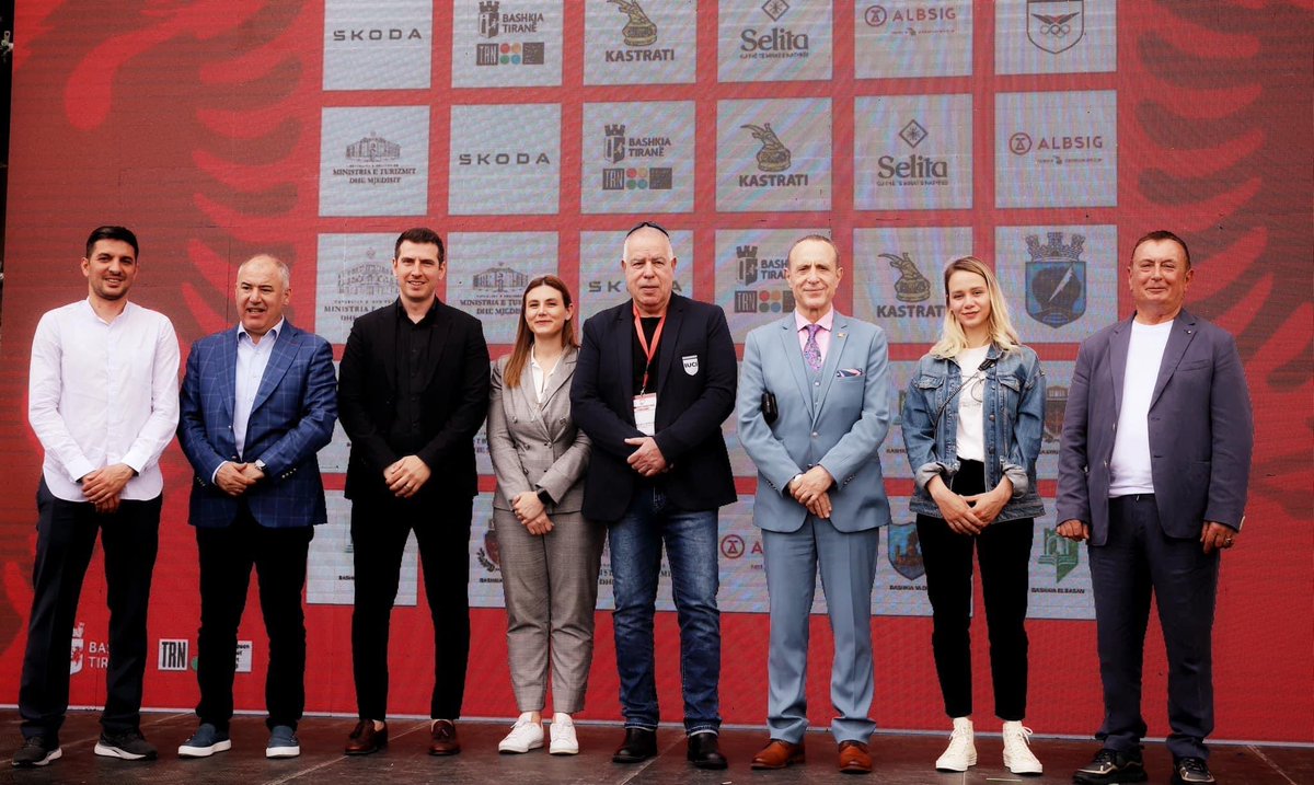 IPetraj's tweet image. Në sheshin Nënë Tereza, me mbi 100 çiklistë 🚴‍♀️🚴 nga 15 shtete të Europës dhe Ballkanit, te cilët dje turin e 80-të të Xhiros së Shqipërisë në çiklizëm, për të eksploruar 900 km me nivele të ndryshme vështirësie. 🚵🚵‍♀️

#bikemayor #albania #tirana #cycling #turi80içiklizmit