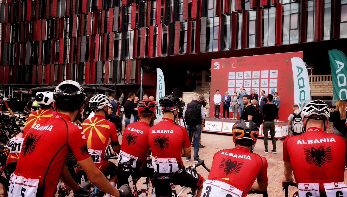 IPetraj's tweet image. Në sheshin Nënë Tereza, me mbi 100 çiklistë 🚴‍♀️🚴 nga 15 shtete të Europës dhe Ballkanit, te cilët dje turin e 80-të të Xhiros së Shqipërisë në çiklizëm, për të eksploruar 900 km me nivele të ndryshme vështirësie. 🚵🚵‍♀️

#bikemayor #albania #tirana #cycling #turi80içiklizmit