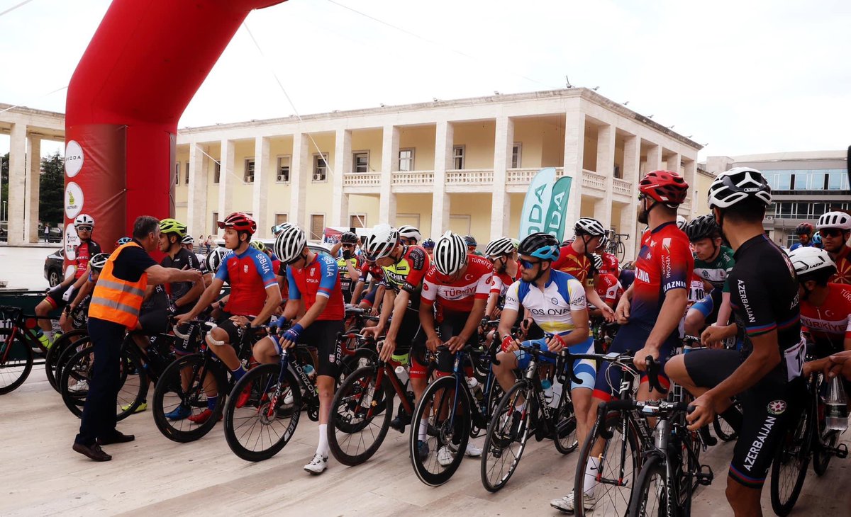 IPetraj's tweet image. Në sheshin Nënë Tereza, me mbi 100 çiklistë 🚴‍♀️🚴 nga 15 shtete të Europës dhe Ballkanit, te cilët dje turin e 80-të të Xhiros së Shqipërisë në çiklizëm, për të eksploruar 900 km me nivele të ndryshme vështirësie. 🚵🚵‍♀️

#bikemayor #albania #tirana #cycling #turi80içiklizmit