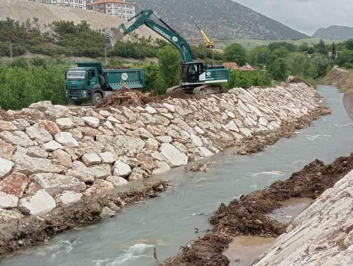 dsi_18_blgmd's tweet photo. #Eğirdir #Çay deresi tahkimat ve #Eğirdir #Tepeli göleti temizlik çalışmaları devam ediyor.
Bölge Müdür Yardımcımız Sn.Osman Erkan ve Makina İkmal Şube Müdürümüz Hayri Gölgeli Dsi ekiplerimiz tarafından yapılan çalışmaları yerinde incelediler. https://t.co/b7yoyxu2wQ
