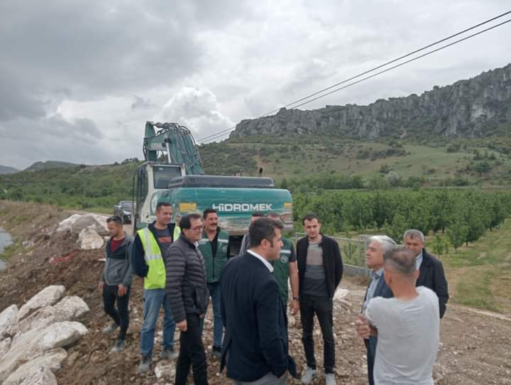 dsi_18_blgmd's tweet photo. #Eğirdir #Çay deresi tahkimat ve #Eğirdir #Tepeli göleti temizlik çalışmaları devam ediyor.
Bölge Müdür Yardımcımız Sn.Osman Erkan ve Makina İkmal Şube Müdürümüz Hayri Gölgeli Dsi ekiplerimiz tarafından yapılan çalışmaları yerinde incelediler. https://t.co/b7yoyxu2wQ