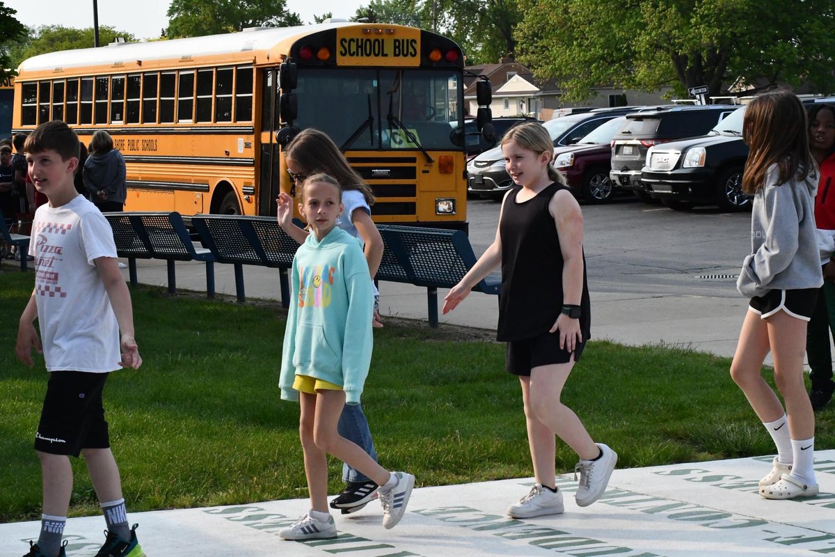 🚌 The transition to Kennedy Middle School from elementary may feel overwhelming. New school. New schedule. New friends. To help our incoming 5th graders adjust to this new normal, we held a Tour Day at <a href="/KMSClippers/">KMSClippers</a>: facebook.com/10006378990058…. #myLSPS