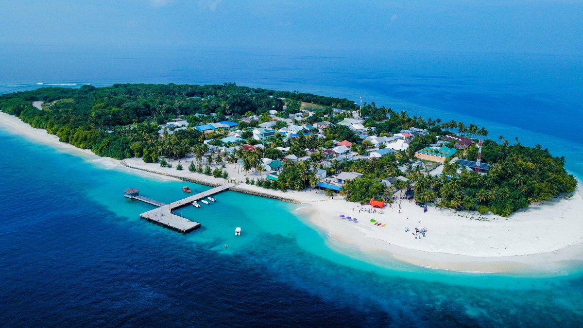 A bird's view! 👀🏝️
Tell us your favorite part of #fodhdhoo 🥰
.
.
#maldives #sabbabeachhotels #bestguesthouse #sabbasummersuite #sabbabeachsuite #sabbabeachvillasandspa #sabbawhitesandcatamaran #drone #holiday #destination #homesweethome #vacation #islandlife #visitfodhdhoo