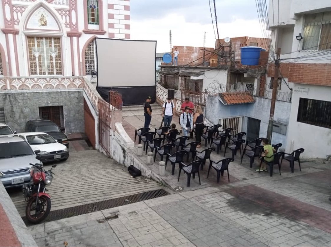 PabellonPro's tweet photo. La Iglesia Nuestra Señora del Carmen en #Petare nos bendigo la noche de este sábado 20/5 en la proyección de #Elcinesoyyo en la pantalla del #grancinemovil de @Gran_Cine 
Gracias al pueblo petareño 
@Jimmyvzla 
@virginiatreyes 
@Alainspinoza 
#CarlosQuintero
#ElisaLopez https://t.co/d1xAOgkBup