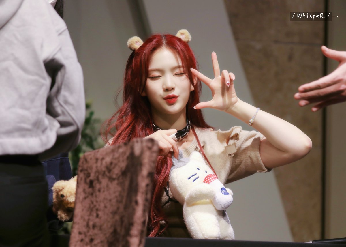Wh1speR0123's tweet photo. 20230305

채오리랑 고양이 😽😽😽

#스테이씨  #STAYC  #ISA #아이사 https://t.co/3WvKsKZmiC