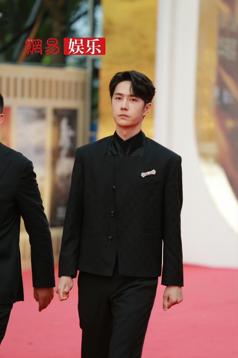WangYiboBolivia's tweet photo. 【𝑰𝑵𝑭𝑶】{23/05/2023} Actualización de #NetEaseEntertainment en Weibo
📸#WangYibo asistió a la alfombra roja del Premio Huabiao🛩️ parte 2
🔗https://t.co/X9l0InTL6H
#WangYibo #王一博 #왕이보 #WangYibo_HuabiaoAwards
𝑪𝒓: 网易娱乐频道
#𝐖𝐚𝐧𝐠𝐘𝐢𝐛𝐨𝐁𝐨𝐥𝐢𝐯𝐢𝐚𝐅𝐂🇧🇴💚 https://t.co/Am6Wmoz1H2