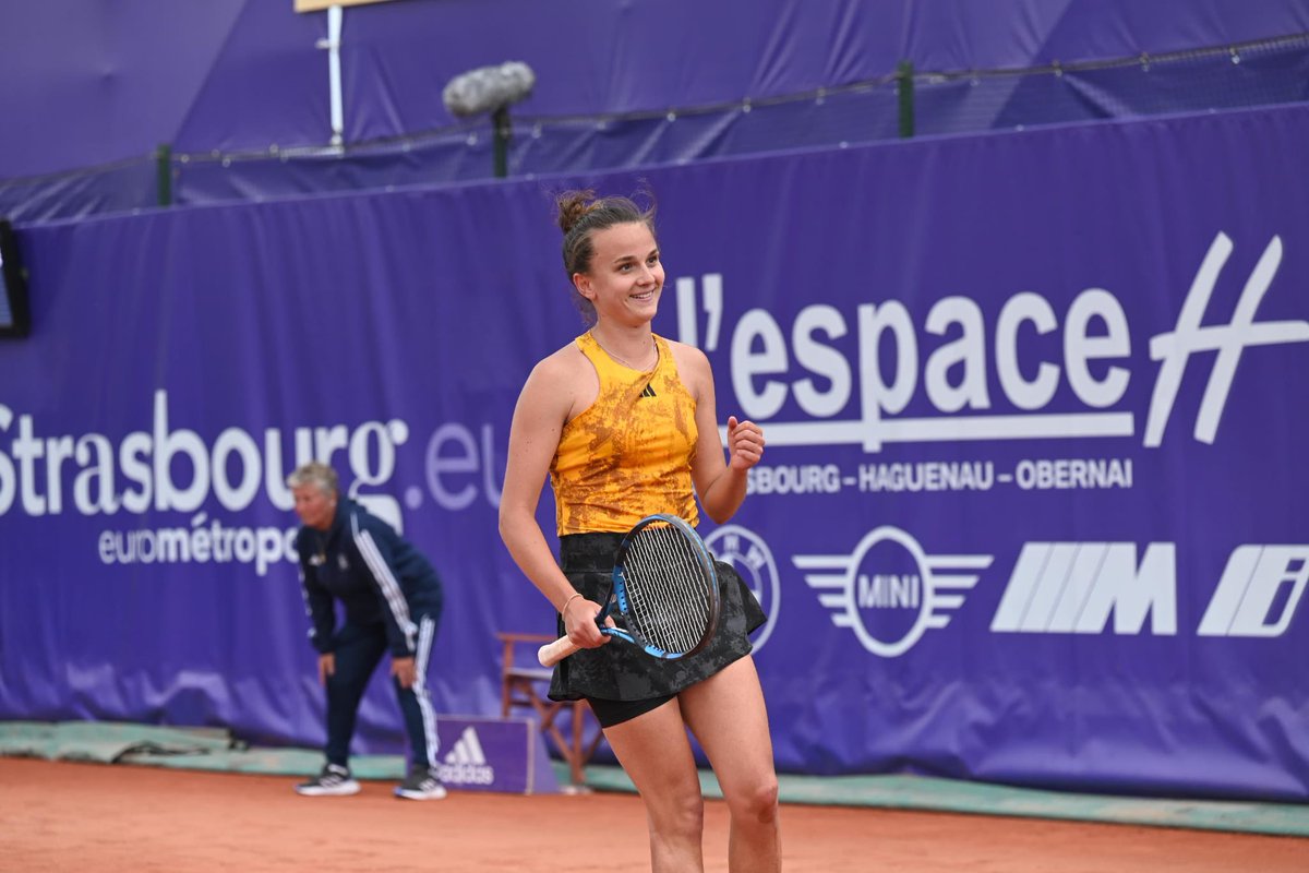 WTA_Strasbourg's tweet photo. Clara Burel nous parle de sa victoire face à Kaia Kanepi : 
« C’était très serré, j’étais menée dans les deux sets. Mais j’ai réussi à revenir à chaque fois, en étant très solide. J’ai fait un bon tie-break, je suis contente. »
@clara_burel

@strasbourg #lespaceh

📸 : Christoph de Barry / @CestquiMaurice