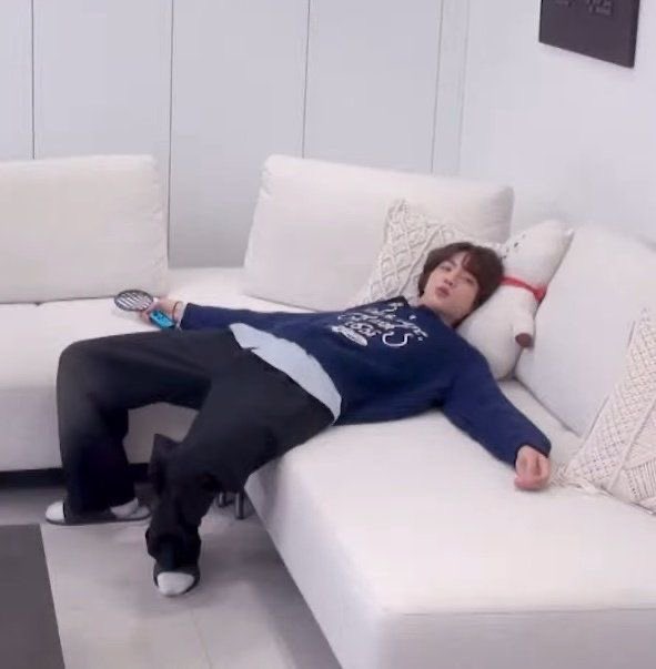 dailyjeIly's tweet photo. anyone else feel like this rn https://t.co/eYmCZRcccT