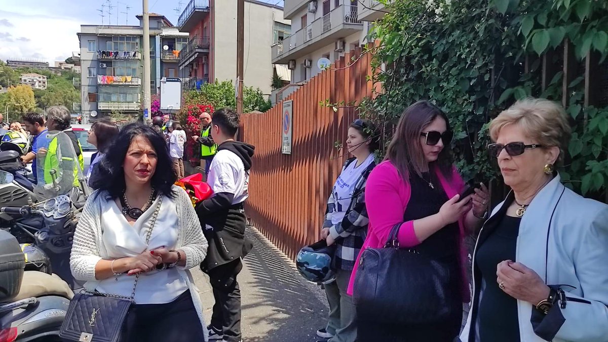 Oggi, insieme al Motoclub #PoliziadiStato, abbiamo incontrato il #LiceoArtisticoEmilioGreco, con il quale abbiamo commemorato la #StrageDiCapaci.
Intervenuti #SebastianoArdita, Dott. Gullì #Prefettura, dott. Fazzino #Questura dott. Consoli #RepartoMobile e i familiari Isp. Lizzio