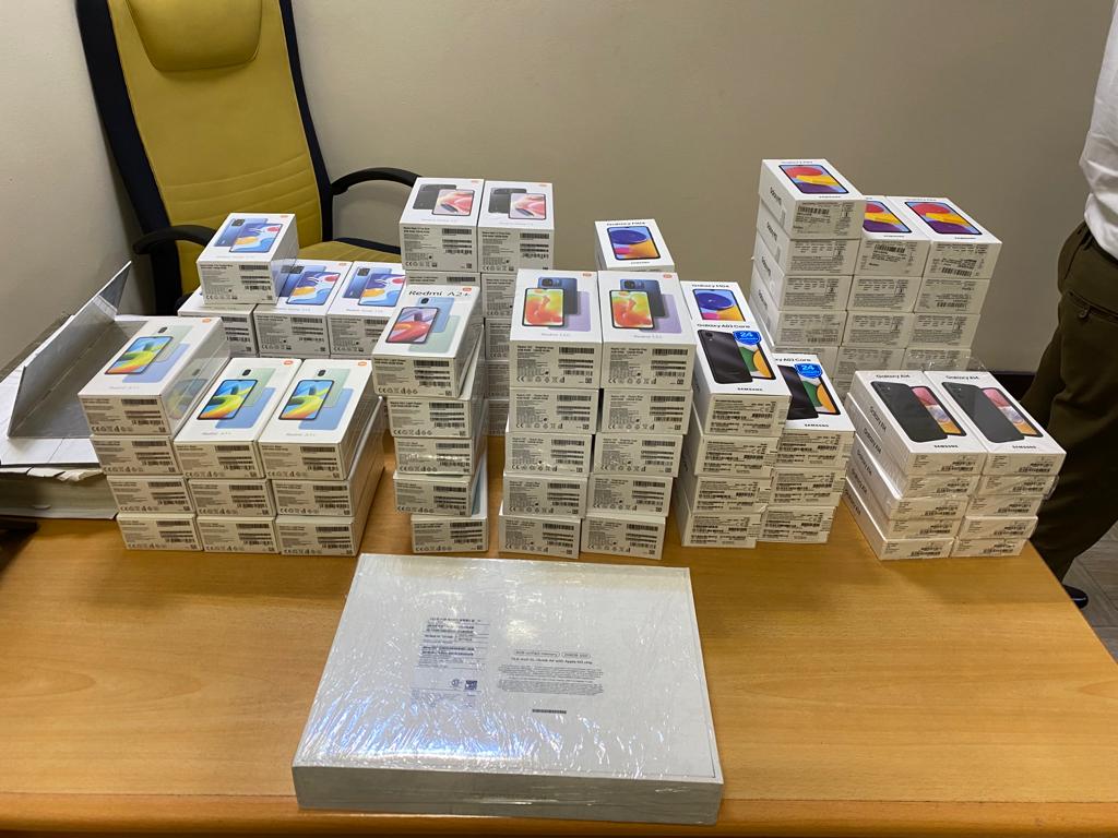 rangaba's tweet photo. Sri Lanka’s golden MP, Ali Sabry, of the Muslim National Alliance (MNA) was caught at BIA this morning attempting to smuggle in 3.39 kilos of gold and 91 smart phones. He was returning from Dubai on Fly Dubai flight FZ547.  This is the haul customs caught: https://t.co/d5kc04N0I7