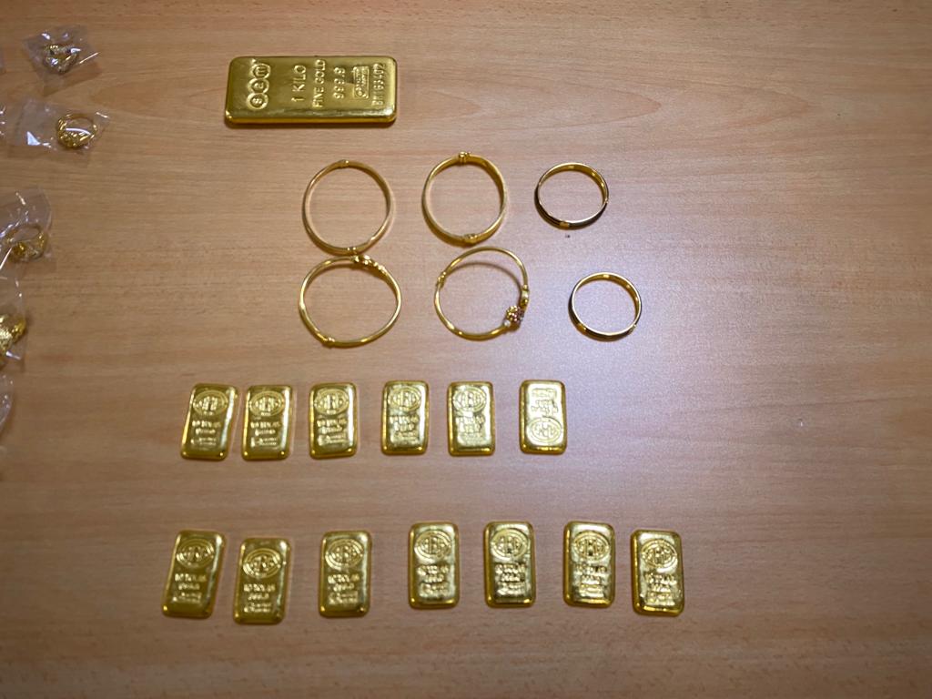 rangaba's tweet photo. Sri Lanka’s golden MP, Ali Sabry, of the Muslim National Alliance (MNA) was caught at BIA this morning attempting to smuggle in 3.39 kilos of gold and 91 smart phones. He was returning from Dubai on Fly Dubai flight FZ547.  This is the haul customs caught: https://t.co/d5kc04N0I7