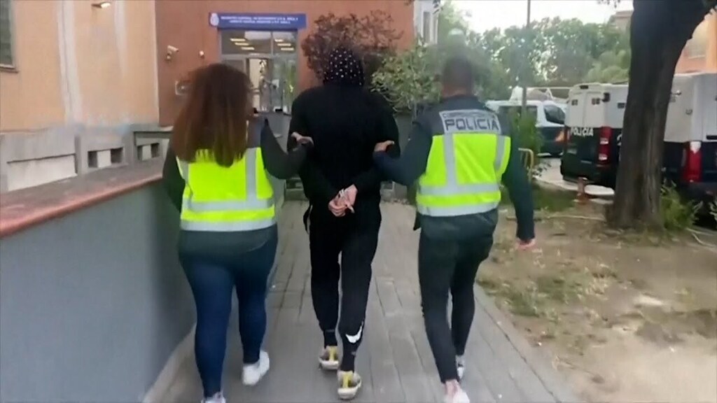 Four people arrested on suspicion of hanging Vinicius Jr. effigy off bridge 

 youtu.be/djtF05b3lLs