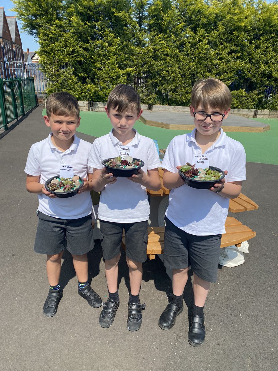 latimerprimary's tweet image. Thank you Mary for being our gardening guru yesterday and teaching some of the children in #ClassEH your gardening skills! #LatimerArtsandWellbeingWeek #ThankyouFOALS