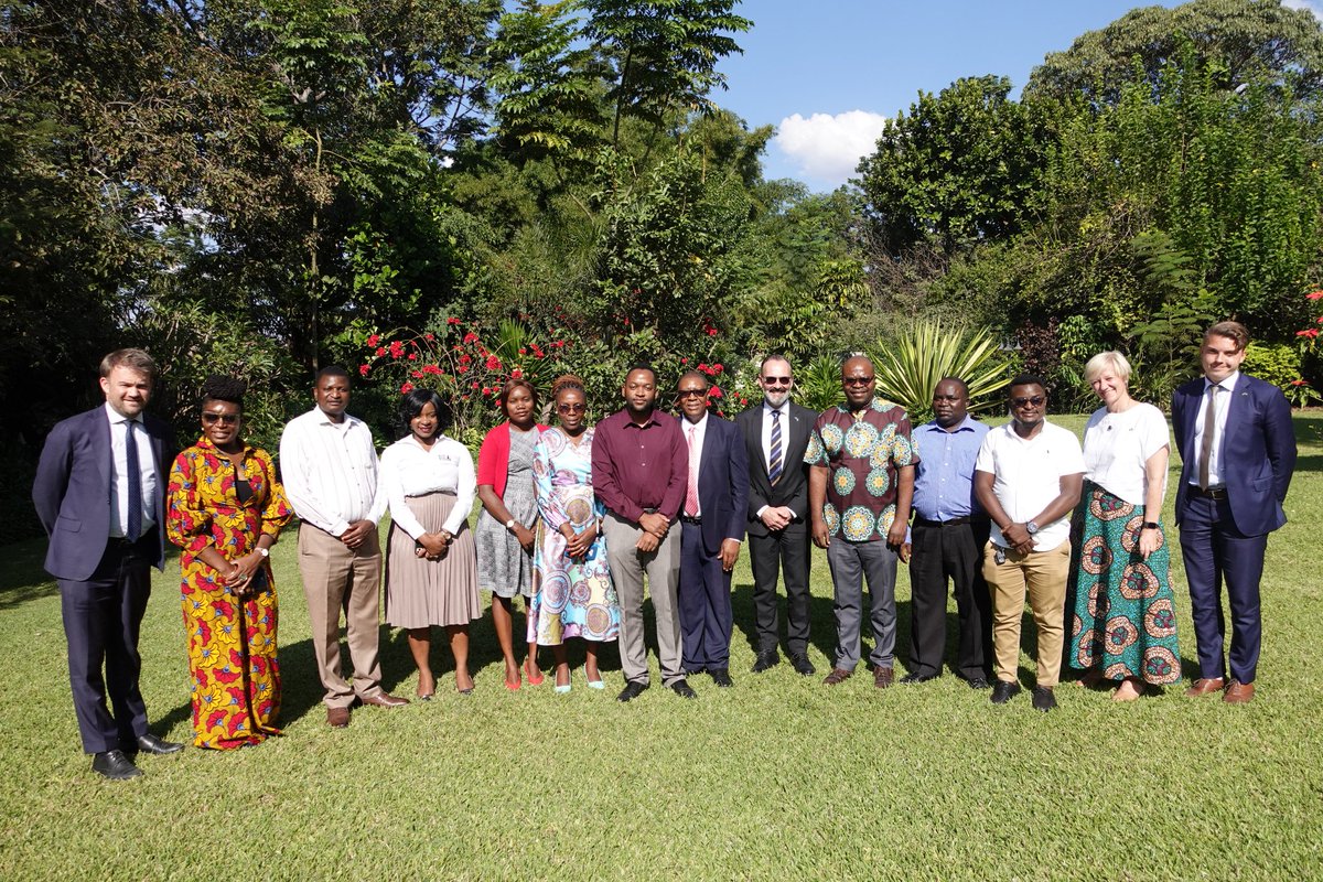 This afternoon we met up with soon-to-be participants in #StockholmInternetForum. The Forum is arranged by @Sida and takes place in Sweden next week. The Embassy is proud to see eleven (!) delegates from Zambia 🇿🇲 go to Sweden 🇸🇪. Best of luck and enjoy the Swedish summer☀️#SIF23