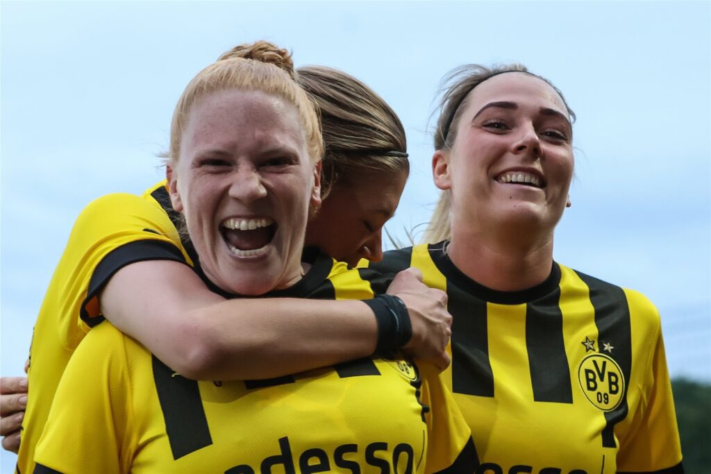 Morgen zeichnen wir eine zeitlose Folge des <a href="/RNBVB/">Ruhr Nachrichten BVB</a>-#Podcast|s mit <a href="/akl__13/">Ann-Katrin Lau</a> auf. Ihr habt Fragen an die Borussin? Dann haut sie jetzt raus! 😎⚽️🔥 #RNBVBPOD #BVB