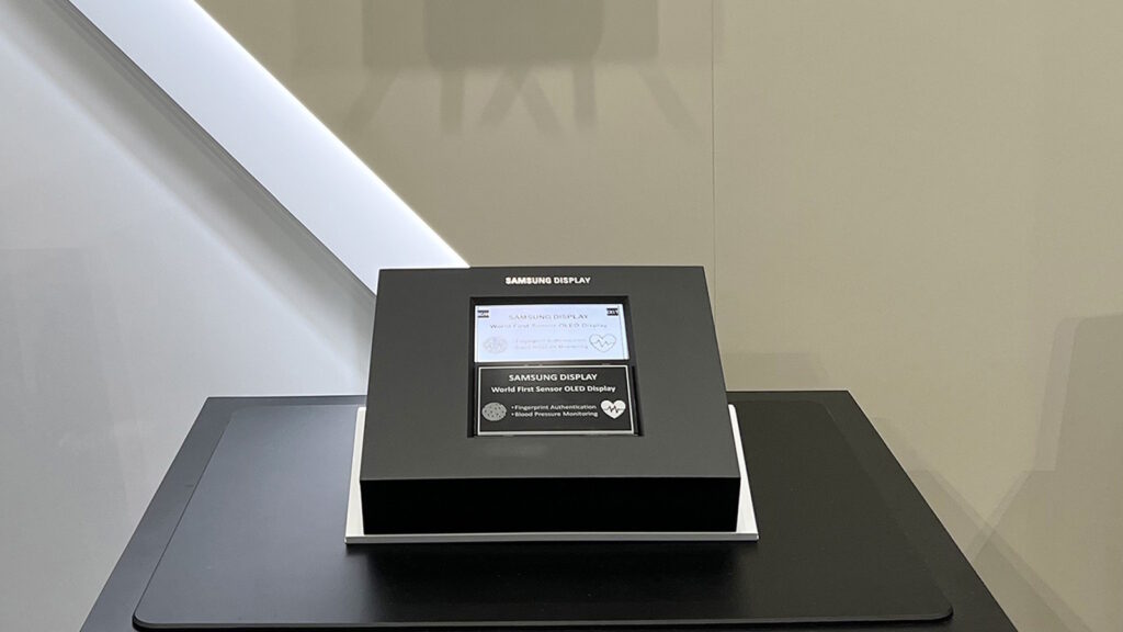 smartechdaily's tweet image. خلال معرض SID Display، الذي يقام حاليًا في لوس أنجلوس، قدمت Samsung شاشة Sensor OLED الجديدة، وهي عبارة عن شاشة OLED تم فيها دمج عدة مستشعرات بشكل مباشر.
مميزات شاشة #SensorOLED :
- التعرف على بصمة إصبعك بغض النظر عن المكان الذي تلمس فيه الشاشة. لم تعد بحاجة إلى وضع إصبعك على جزء…